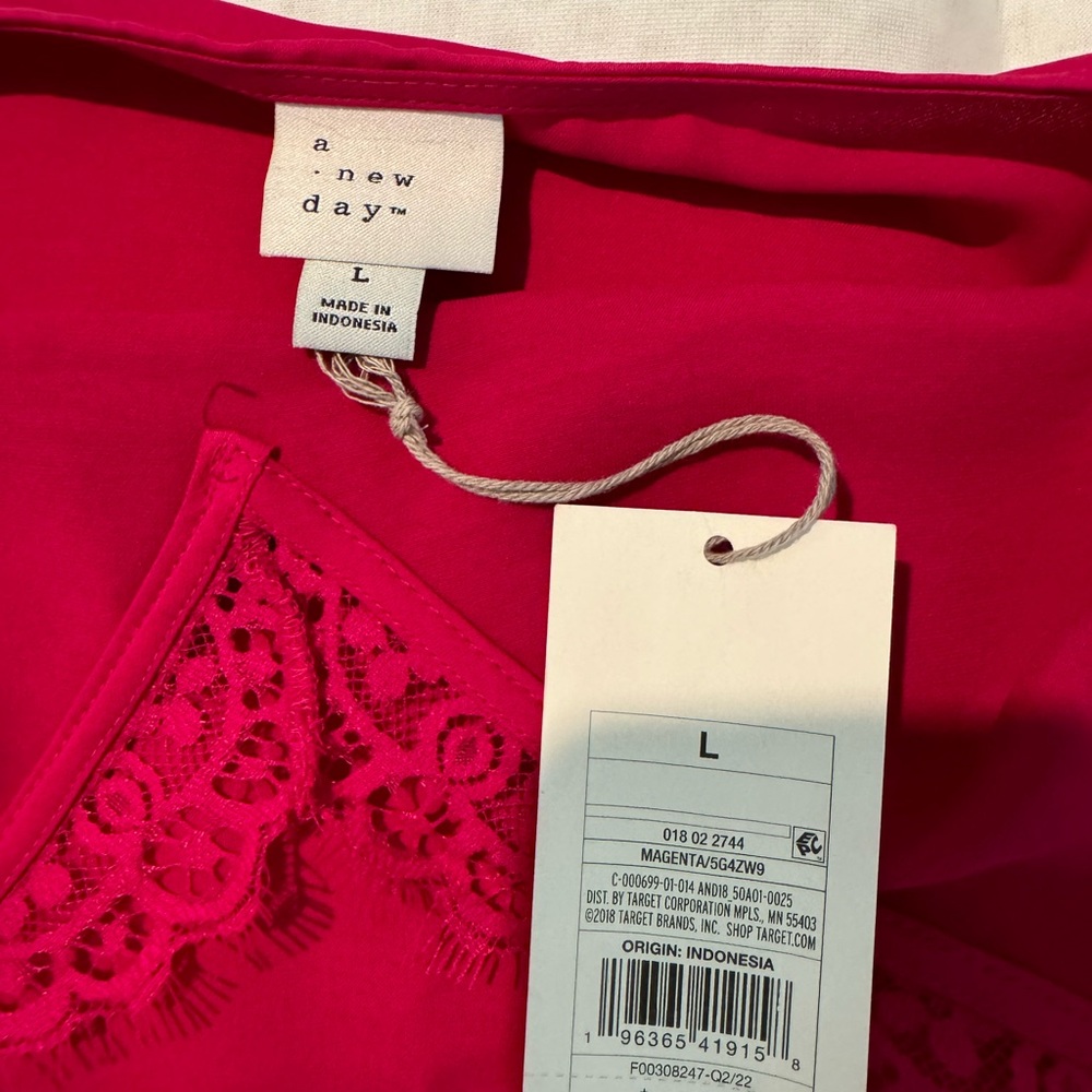 Fuchsia tank top with lace